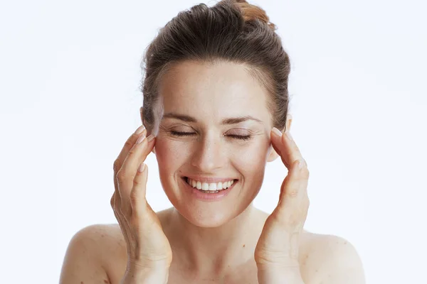 Gelukkig Middelbare Leeftijd Vrouw Doen Facial Massage Geïsoleerd Witte Achtergrond — Stockfoto