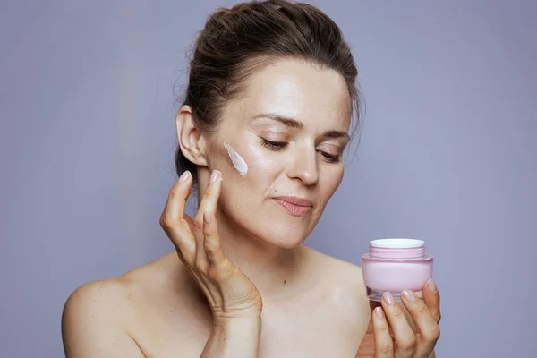 Moderne Jaar Oude Vrouw Met Cosmetische Crème Pot Blauwe Achtergrond — Stockfoto