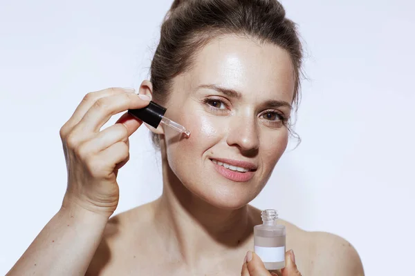 Gelukkig Modern Vrouw Met Cosmetische Elixer Geïsoleerd Witte Achtergrond — Stockfoto