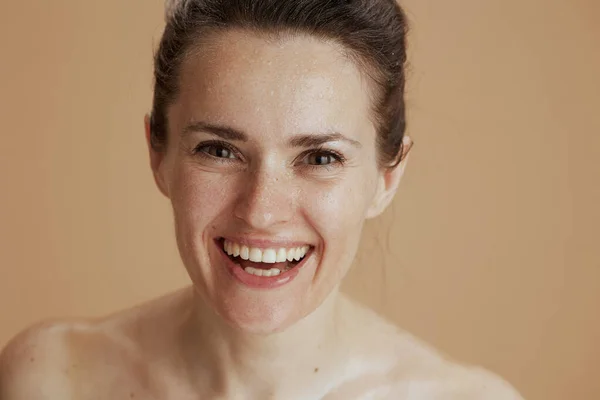 Lächelnde Frau Mittleren Alters Mit Feuchter Gesichtswäsche Vor Beigem Hintergrund — Stockfoto