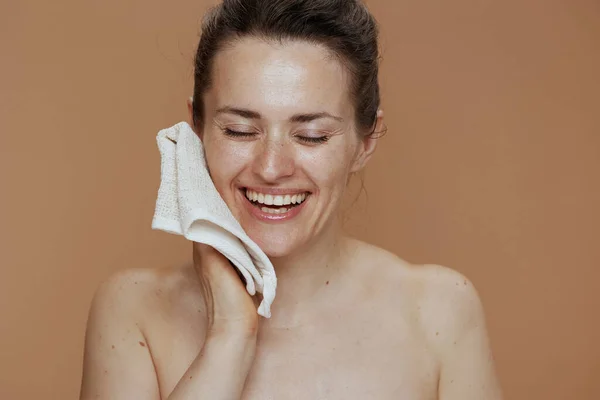 Gelukkig Jong Vrouw Met Handdoek Wassen Gezicht Geïsoleerd Beige — Stockfoto