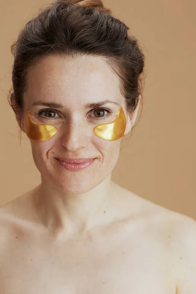 Mujer Moderna Feliz Con Parches Oculares Aislados Sobre Fondo Beige — Foto de Stock