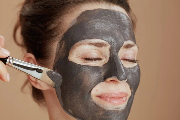 Fırça Kozmetik Maskeli Modern Kadın Bej Arka Planda Izole Edilmiş — Stok fotoğraf
