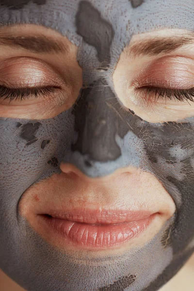 Zbliżenie Nowoczesnej Kobiety Średnim Wieku Maską Kosmetyczną — Zdjęcie stockowe