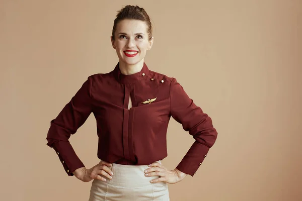 Lächelnde Elegante Stewardess Isoliert Auf Beigem Hintergrund Die Zum Kopierraum — Stockfoto