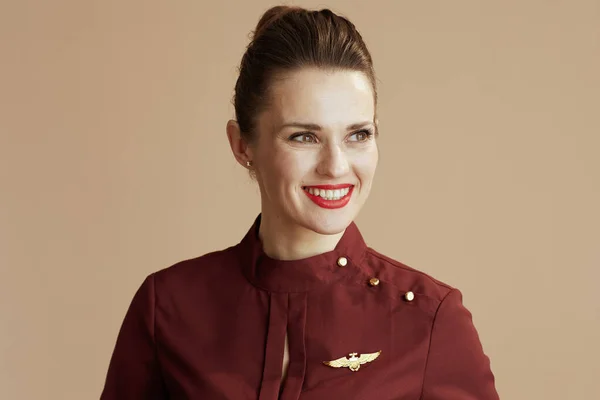 Šťastný Elegantní Žena Letuška Izolované Béžové Pozadí Při Pohledu Kopírovat — Stock fotografie