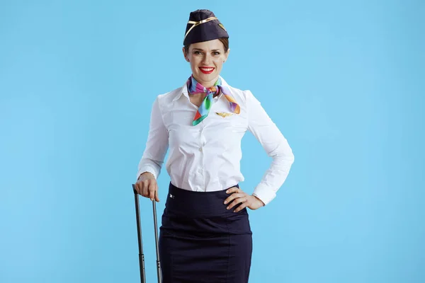 Glimlachende Stijlvolle Stewardess Vrouw Tegen Blauwe Achtergrond Uniform Met Trolley — Stockfoto