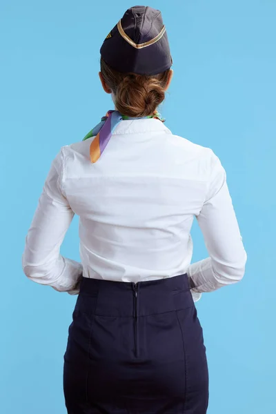 Von Hinten Gesehen Moderne Stewardess Isoliert Auf Blauem Hintergrund Uniform — Stockfoto