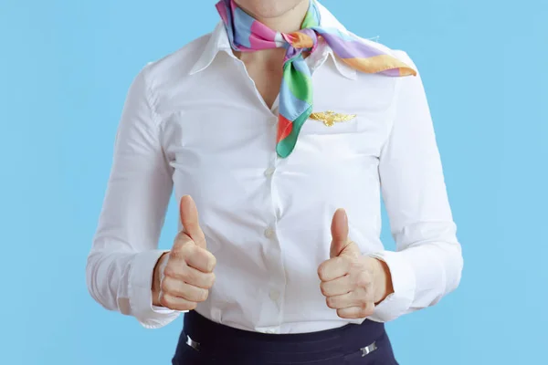 Üniformalı Havalı Hostes Kadın Mavi Arka Planda Baş Parmak Gösteriyor — Stok fotoğraf