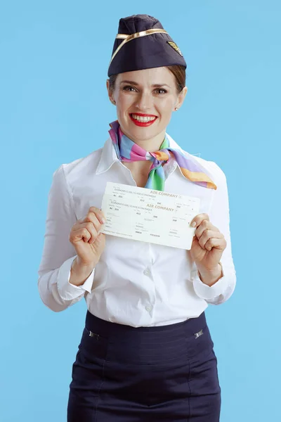 Felice Hostess Femminile Elegante Isolato Sfondo Blu Uniforme Con Biglietti — Foto Stock