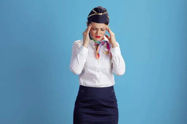 Zestresowana Nowoczesna Stewardessa Niebieskim Tle Mundurze — Zdjęcie stockowe