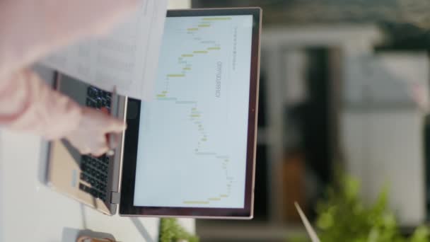 Widziana Tyłu Nowoczesna Kobieta Laptopem Dokonująca Cyfrowych Inwestycji Nowoczesne Biuro — Wideo stockowe
