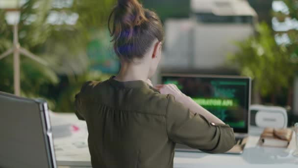 Помічена Позаду Сучасної Жінки Ноутбуком Болить Спина Сучасному Офісі — стокове відео