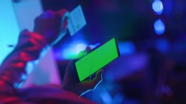 Modern ofisteki, kredi kartı ve akıllı telefon kullanan modern bir kadına yakın çekim..