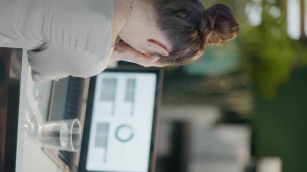 Bilgisayarlı Haplı Bir Bardak Suyla Modern Ofiste Başı Ağrıyan Modern — Stok video