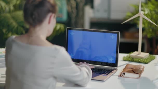 Widziana Tyłu Nowoczesna Kobieta Biznesu Laptopem Pusty Ekran Nowoczesnym Biurze — Wideo stockowe