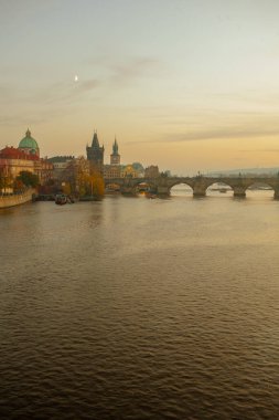Vltava nehri ve Karlov ile manzara en çok sonbaharda Prag, Çek Cumhuriyeti 'nde günbatımında.