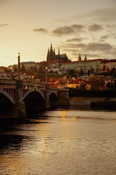 秋天日落时在捷克共和国布拉格的Vltava河和St Vitus大教堂的风景 — 图库照片
