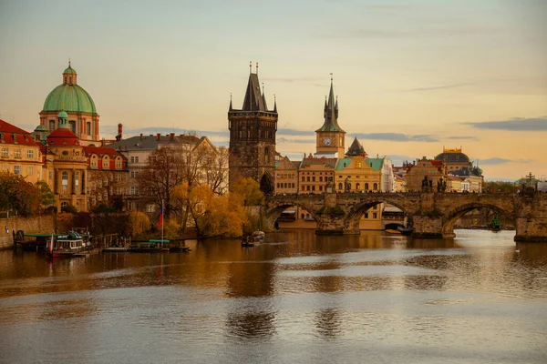 Táj Moldva Folyóval Károly Híddal Ősszel Prágában Csehországban — Stock Fotó