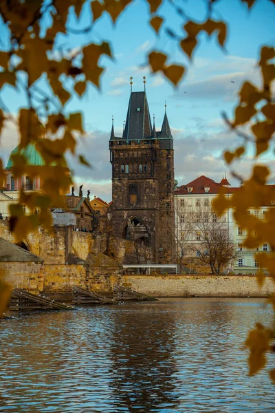 ヴルタヴァ川とカルロフとの風景ほとんどの夜は プラハ チェコ共和国の秋の紅葉を通して撮影 — ストック写真