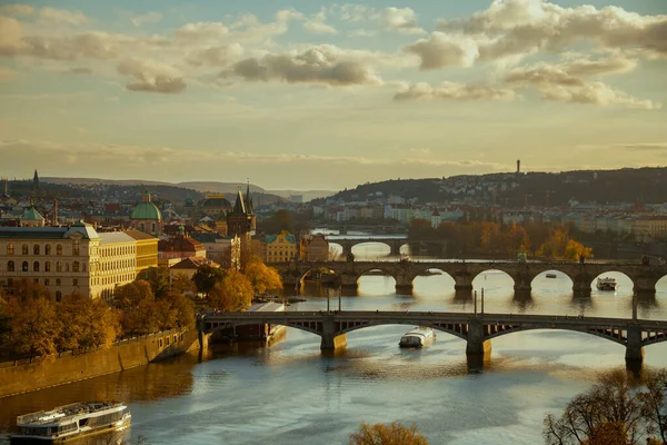ヴルタヴァ川 カレル橋とボートと風景秋の夕方にプラハ チェコ共和国 — ストック写真