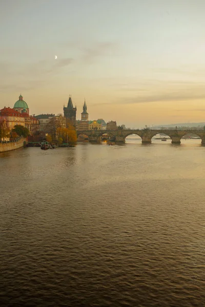 Krajobraz Wełtawy Rzeki Karlov Najbardziej Zachodzie Słońca Jesienią Pradze Czechy — Zdjęcie stockowe