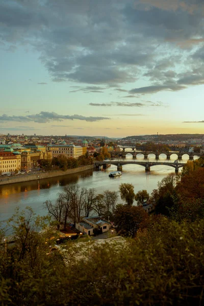 Günbatımında Vltava Nehri Charles Köprüsü Ile Manzara Prag Çek Cumhuriyeti — Stok fotoğraf