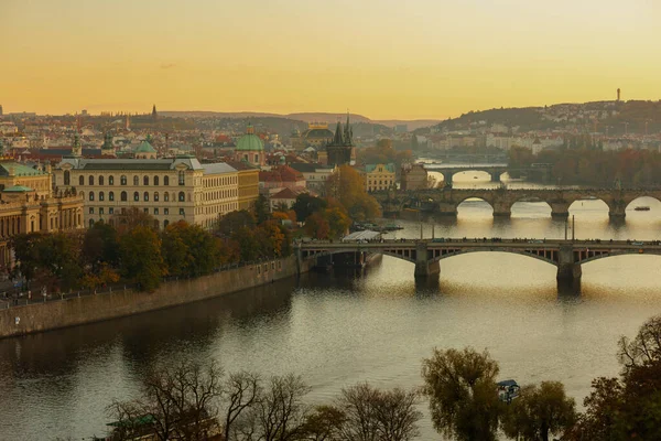Пейзаж Рекой Влтава Карловым Мостом Закате Осенью Праге Чехия — стоковое фото