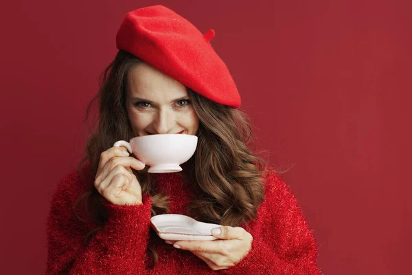 情人节快乐 穿着红色毛衣 头戴贝雷帽 头戴茶杯和心形茶托的快乐优雅女人 — 图库照片