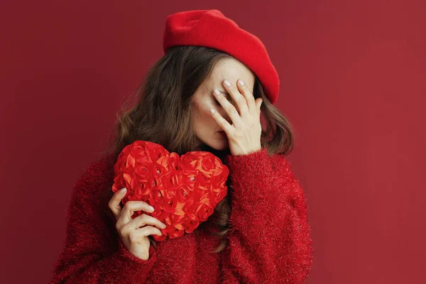 ハッピーバレンタイン 悲しいエレガントな40歳の女性で赤いセーターとベレー帽と赤いハート — ストック写真