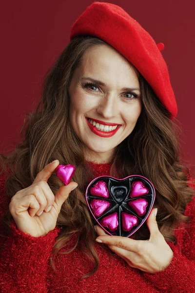 ハッピーバレンタイン 幸せな現代女性で赤いセーターとベレー帽付きハート型のキャンディーボックス — ストック写真