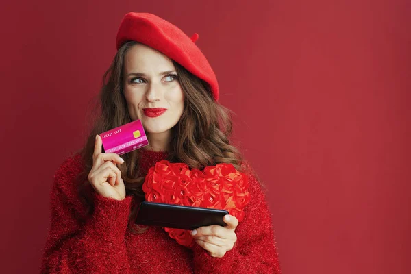 ハッピーバレンタイン 赤のセーターとベレー帽に赤のハート スマートフォンやクレジットカードでお買い得 — ストック写真
