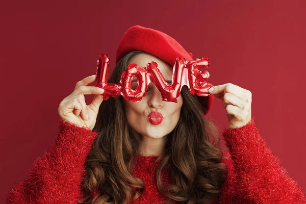 ハッピーバレンタイン 現代女性と長い波状の髪で赤いセーターとベレー帽と愛の碑文はキスを送信 — ストック写真
