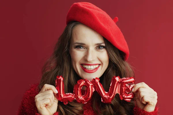 情人节快乐 穿着红色毛衣 头戴红衫的现代女人笑着 还带着爱的题词贝雷帽 — 图库照片