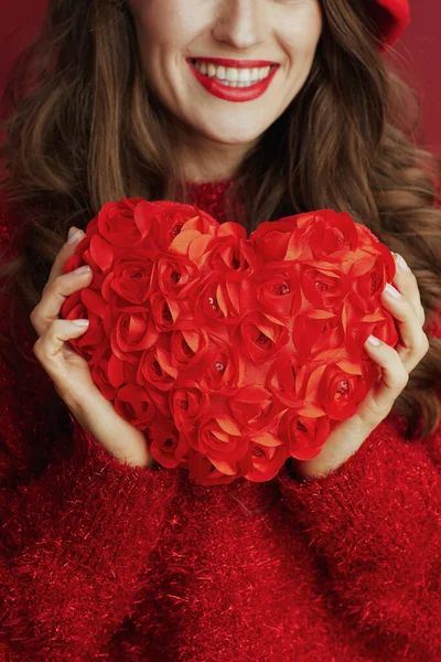 ハッピーバレンタイン 赤い心臓を持つ女性の閉鎖 — ストック写真