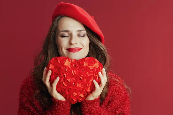 情人节快乐 穿着红色毛衣 头戴红心贝雷帽的40岁妇女 — 图库照片