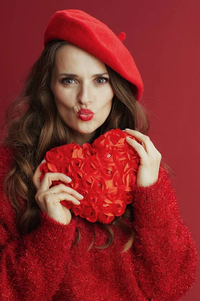 ハッピーバレンタイン 赤いセーターに赤いハートのベレー帽のスタイリッシュな女性がキスを送る — ストック写真