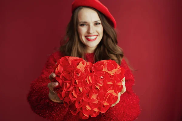 ハッピーバレンタイン 閉鎖上の幸せなトレンディーな女性で赤セーターとベレー帽とともに赤ハート — ストック写真