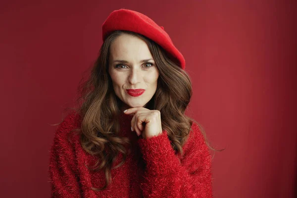 情人节快乐 快乐优雅的女人 留着长长的波浪般的长发 红底贝雷帽 — 图库照片
