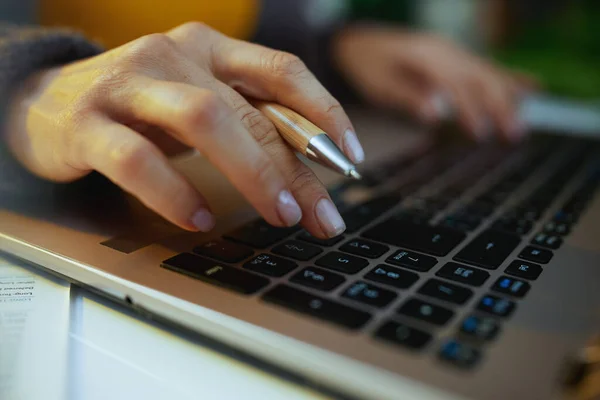Zakelijke Vrouw Werkt Laptop — Stockfoto