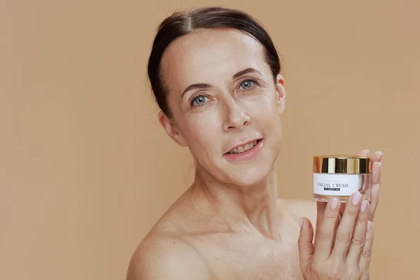 Retrato Mujer Moderna Mediana Edad Con Frasco Crema Facial Sobre —  Fotos de Stock