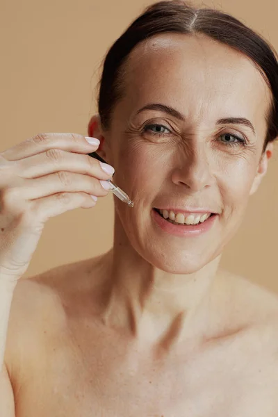 Porträt Einer Glücklichen Modernen Frau Mit Kosmetischem Elixier Auf Beigem — Stockfoto