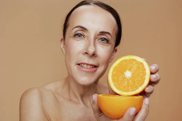 Porträtt Modern Medelålders Kvinna Med Orange Beige Bakgrund — Stockfoto