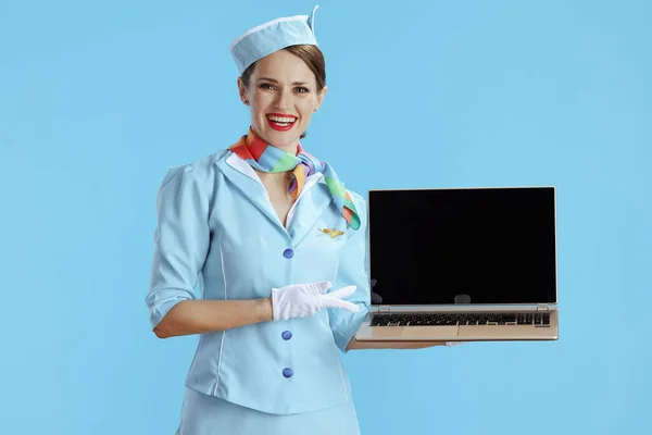 Smiling Stylish Female Stewardess Blue Background Blue Uniform Showing Laptop — Stock Photo, Image