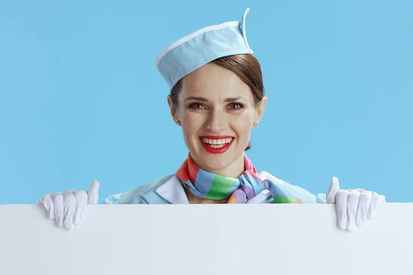 Glimlachende Elegante Stewardess Vrouw Geïsoleerd Blauwe Achtergrond Blauw Uniform Tonen — Stockfoto