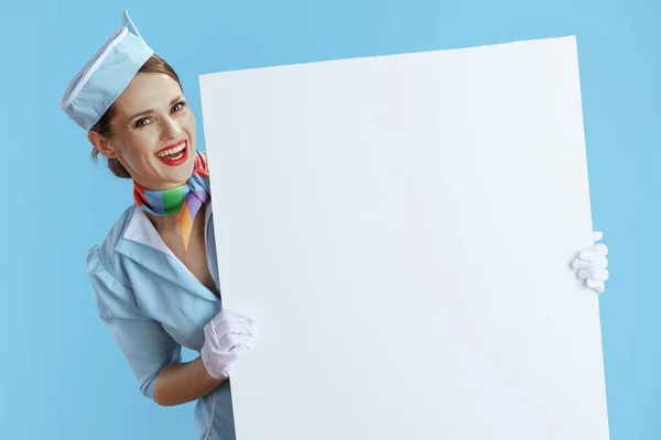 Sorridente Hostess Femminile Moderna Isolato Sfondo Blu Uniforme Blu Mostrando — Foto Stock