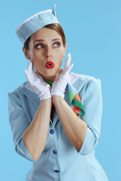 Überrascht Moderne Stewardess Isoliert Auf Blauem Hintergrund Blauer Uniform — Stockfoto