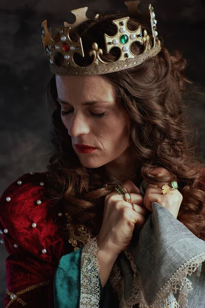 Benadrukte Middeleeuwse Koningin Rode Jurk Met Zakdoek Kroon Donkergrijze Achtergrond — Stockfoto