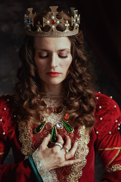 Reina Medieval Vestido Rojo Con Corona Sobre Fondo Gris Oscuro —  Fotos de Stock