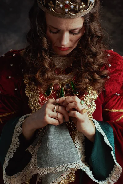 Ongelukkige Middeleeuwse Koningin Rode Jurk Met Zakdoek Kroon Donkergrijze Achtergrond — Stockfoto